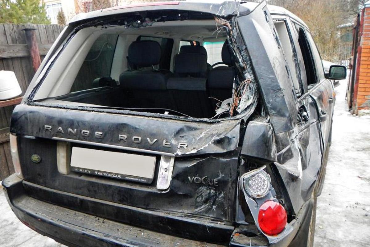 В России мужчина, обидевшись на политику Британии, кувалдой разбил Range Rover соседа