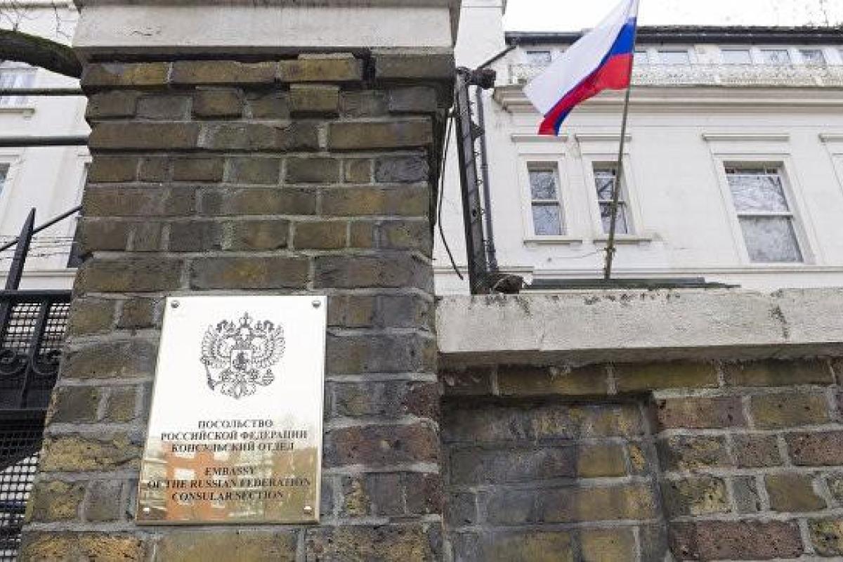 Великобританию покинут 23 российских дипломата с семьями Великобританию покинут 23 российских дипломата с семьями