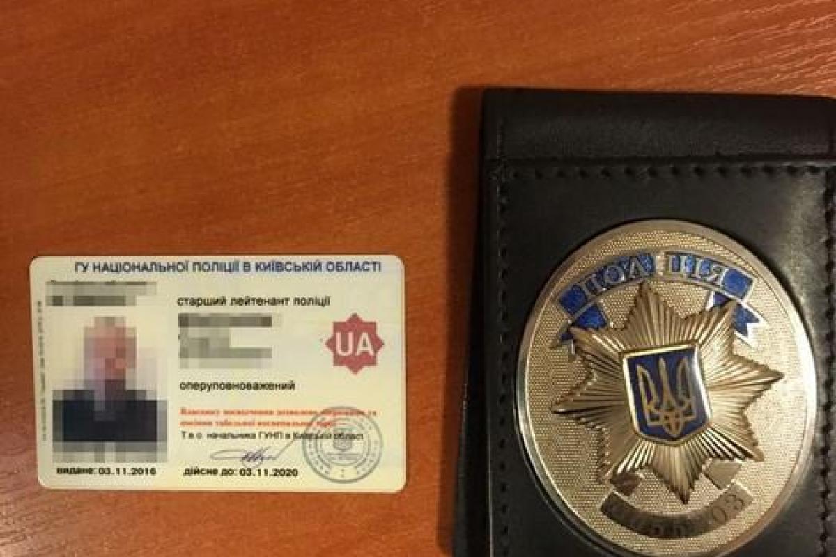В Киевской области двое полицейских "крышевали" наркодилеров В Киевской области двое полицейских "крышевали" наркодилеров