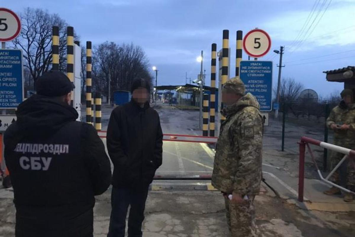 Очередной криминальный "авторитет" принудительно покинул территорию Украины Очередной криминальный "авторитет" принудительно покинул территорию Украины
