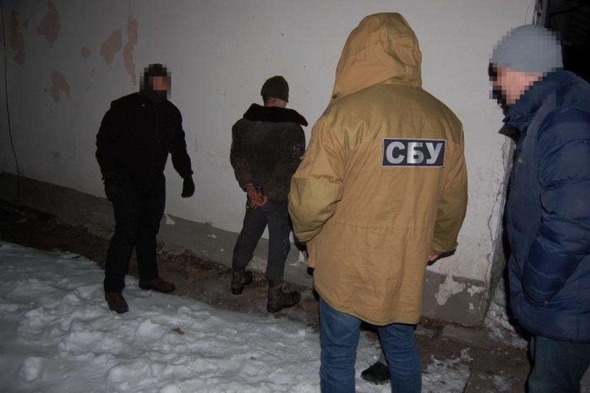На Черниговщине задержан сержант-контрактник, воровавший оборудование с бронетехники На Черниговщине задержан сержант-контрактник, воровавший оборудование с бронетехники