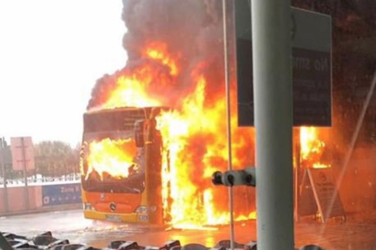 Горящий автобус стал причиной отмены более 100 рейсов в британском аэропорту Станстед Горящий автобус стал причиной отмены более 100 рейсов в британском аэропорту Станстед