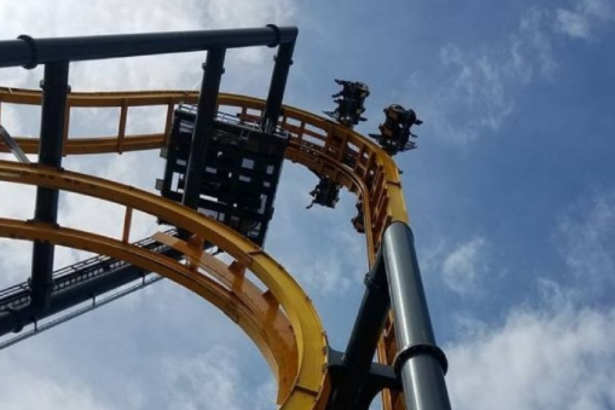 В США люди застряли на аттракционе на высоте 12-этажного здания В США люди застряли на аттракционе на высоте 12-этажного здания