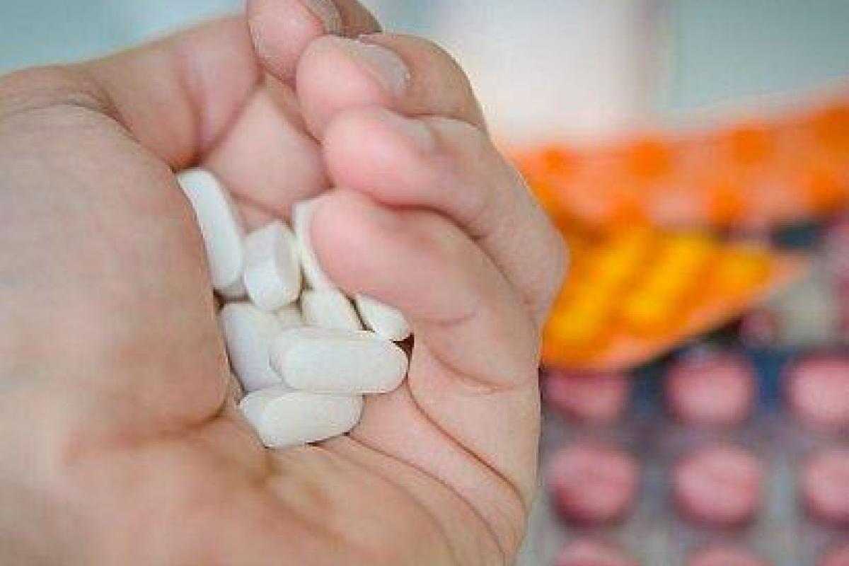 В России школьница случайно отравила таблетками одноклассников: с уроков детей забирала "скорая" В России школьница случайно отравила таблетками одноклассников: с уроков детей забирала "скорая"