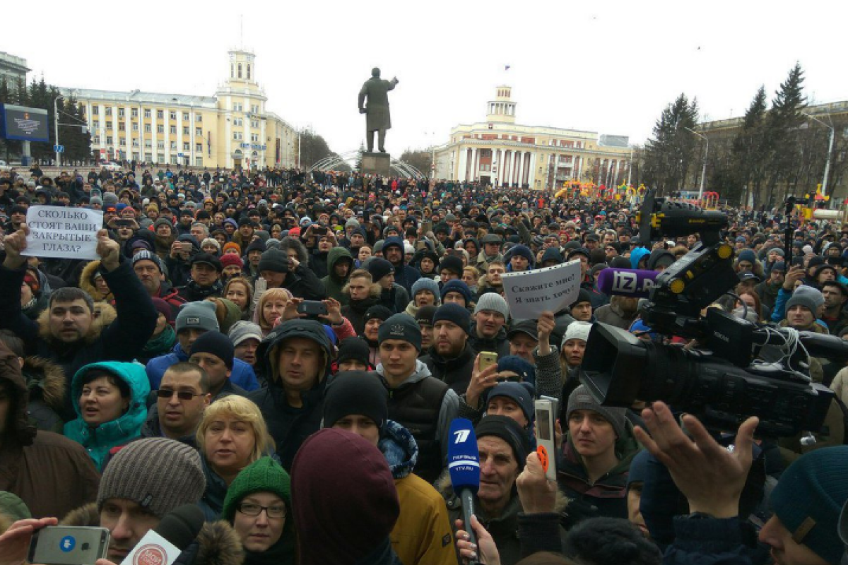 Разъяренные жители Кемерово устроили митинг и требуют отставки губернатора Тулеева Разъяренные жители Кемерово устроили митинг и требуют отставки губернатора Тулеева