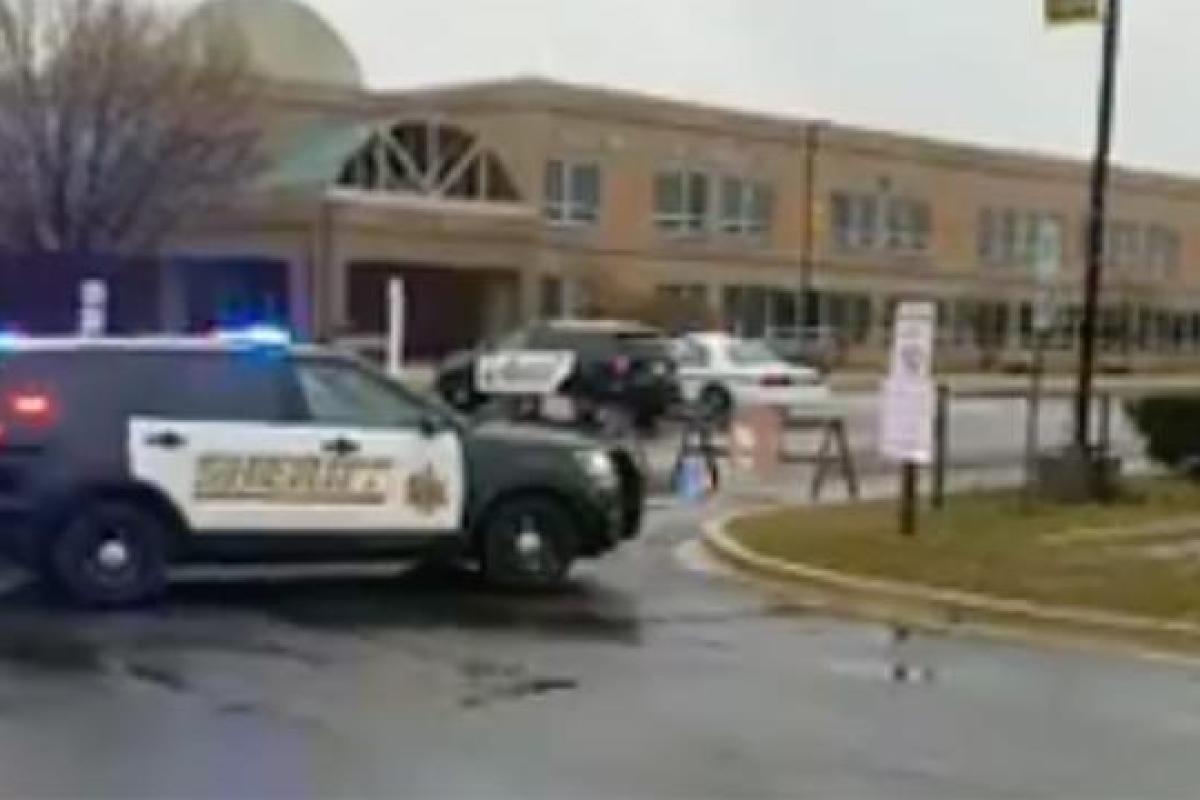 В США снова стреляли в школе: на место происшествия прибыли сотрудники ФБР В США снова стреляли в школе: на место происшествия прибыли сотрудники ФБР