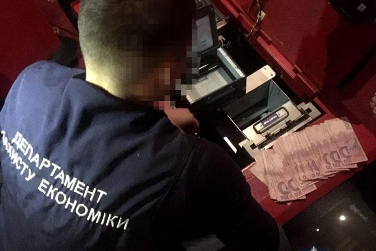 В Харькове под видом интернет-клубов действовала сеть подпольных игорных заведений В Харькове под видом интернет-клубов действовала сеть подпольных игорных заведений