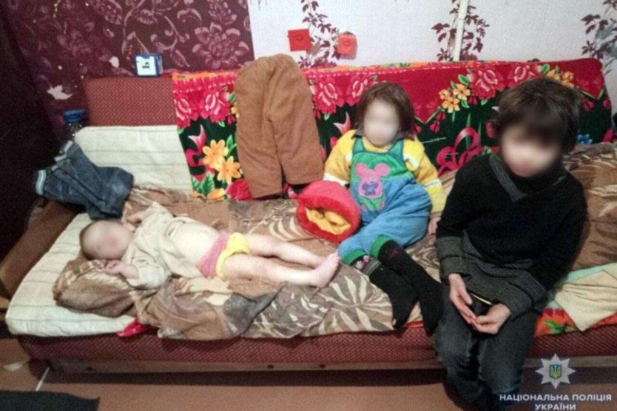 В Мариуполе горе-мамаша на 3 дня бросила трех малолетних детей одних в квартире  В Мариуполе горе-мамаша на 3 дня бросила трех малолетних детей одних в квартире