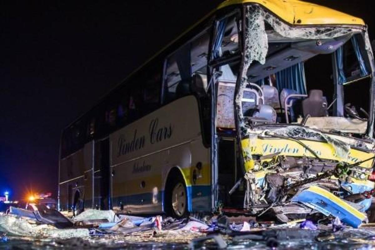 В Германии автобус с туристами врезался в грузовую фуру: погиб водитель, много раненых 