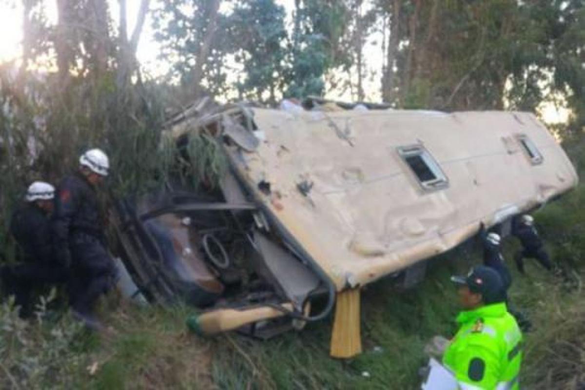 В Перу сорвался в пропасть автобус с пассажирами: погибли 7 человек, много раненых