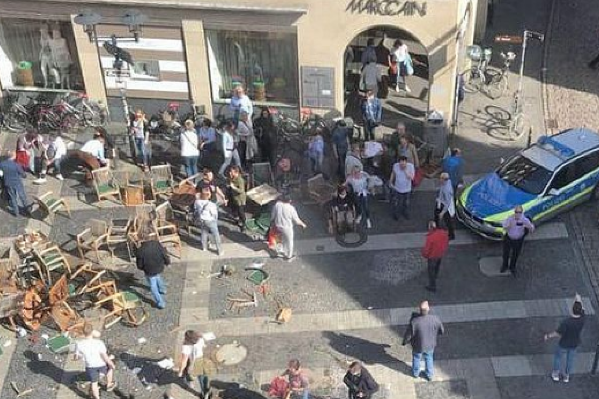 В Германии грузовик протаранил толпу людей, есть погибшие В Германии грузовик протаранил толпу людей, есть погибшие