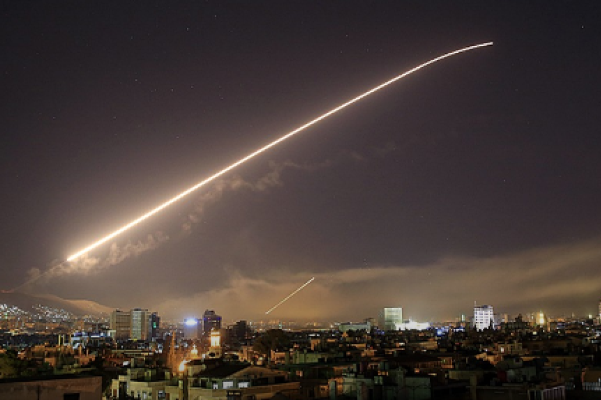 Ракетный удар по Сирии: в сети появились фото и видео очевидцев Ракетный удар по Сирии: в сети появились фото и видео очевидцев