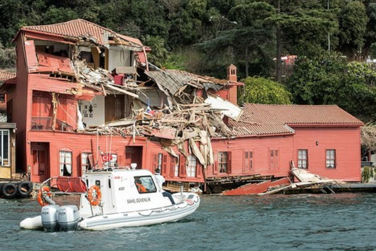 В Стамбуле танкер протаранил исторический особняк, стоящий на берегу