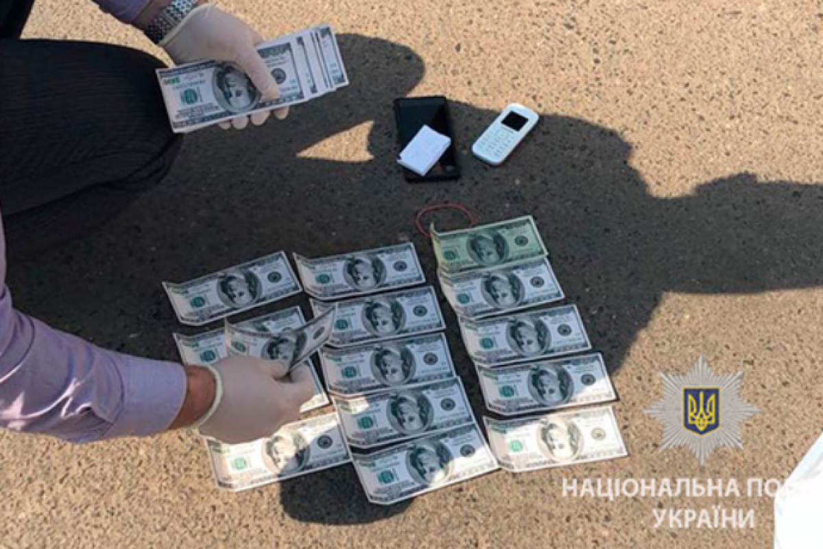 На вымогательстве и взяточничестве погорели два офицера полиции на Днепропетровщине На вымогательстве и взяточничестве погорели два офицера полиции на Днепропетровщине