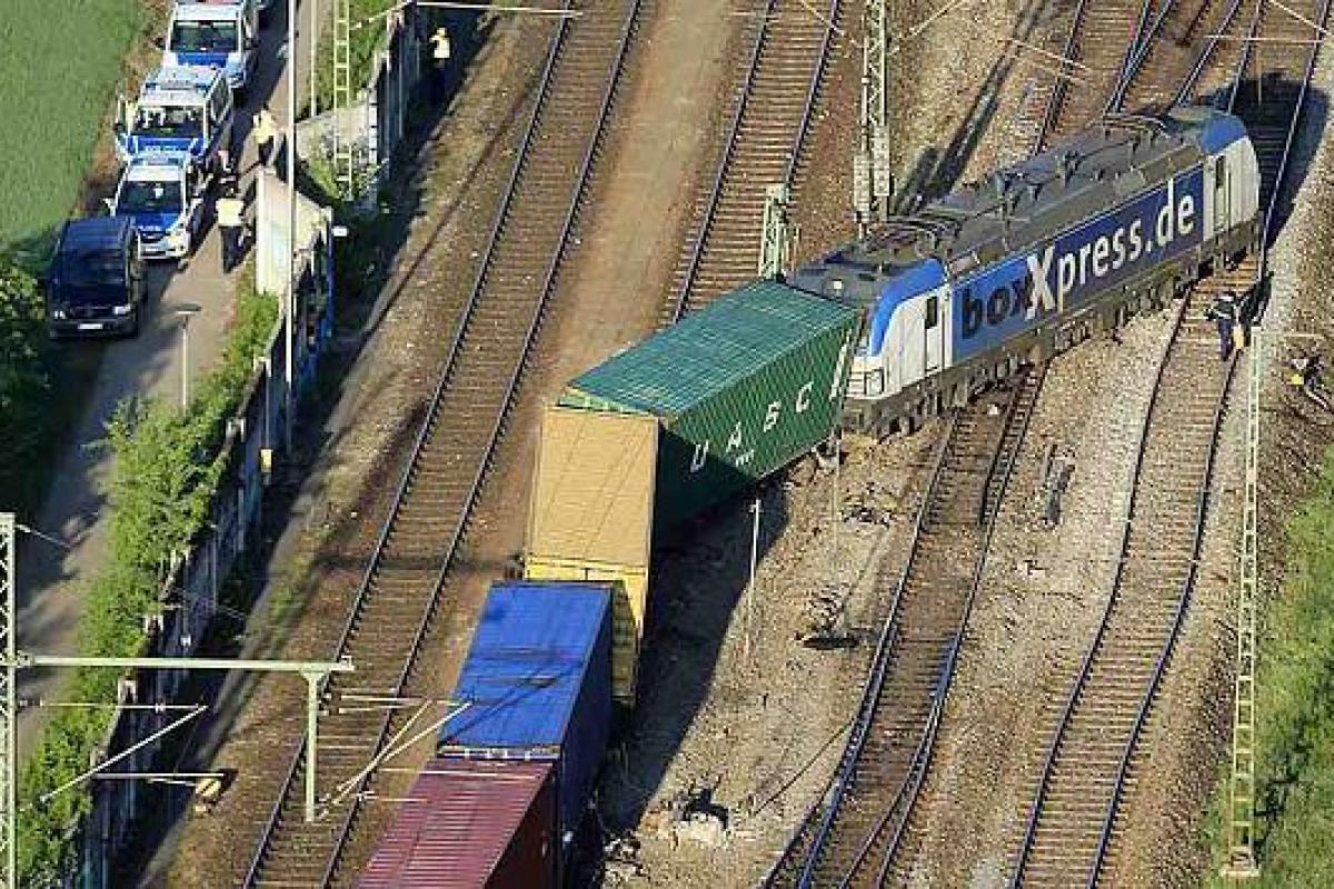 Разбит локомотив, два вагона опрокинуты: в Германии сошел с рельсов грузовой поезд