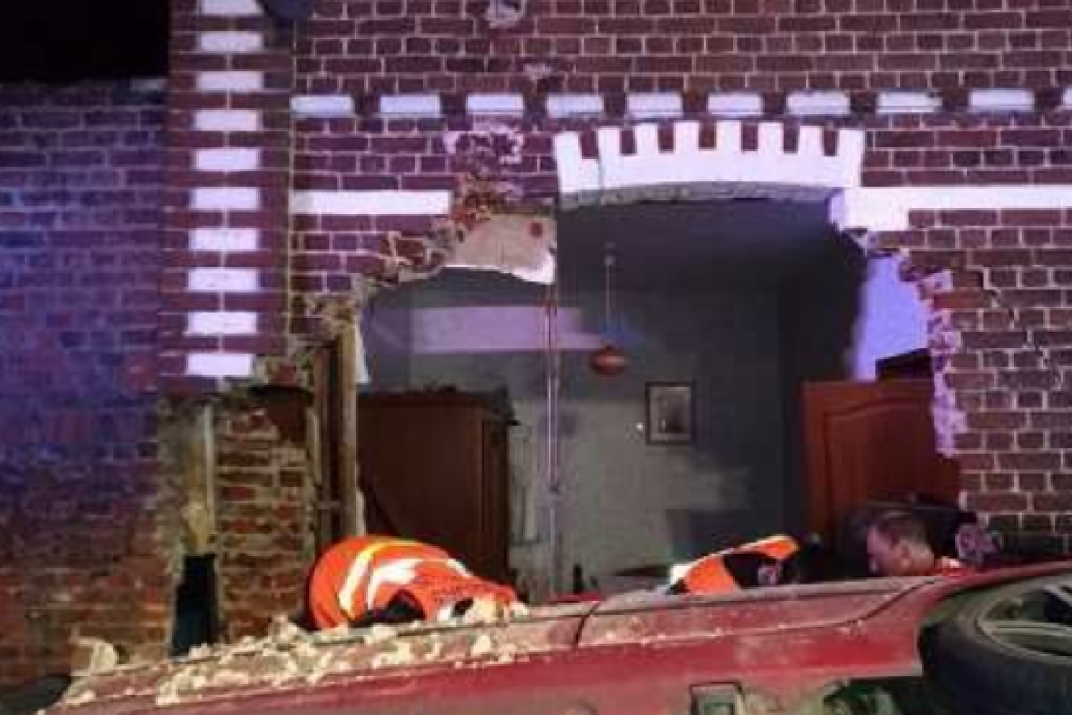 Во Франции автомобиль врезался в жилой дом: в результате аварии погибли 2 человека Во Франции автомобиль врезался в жилой дом: в результате аварии погибли 2 человека