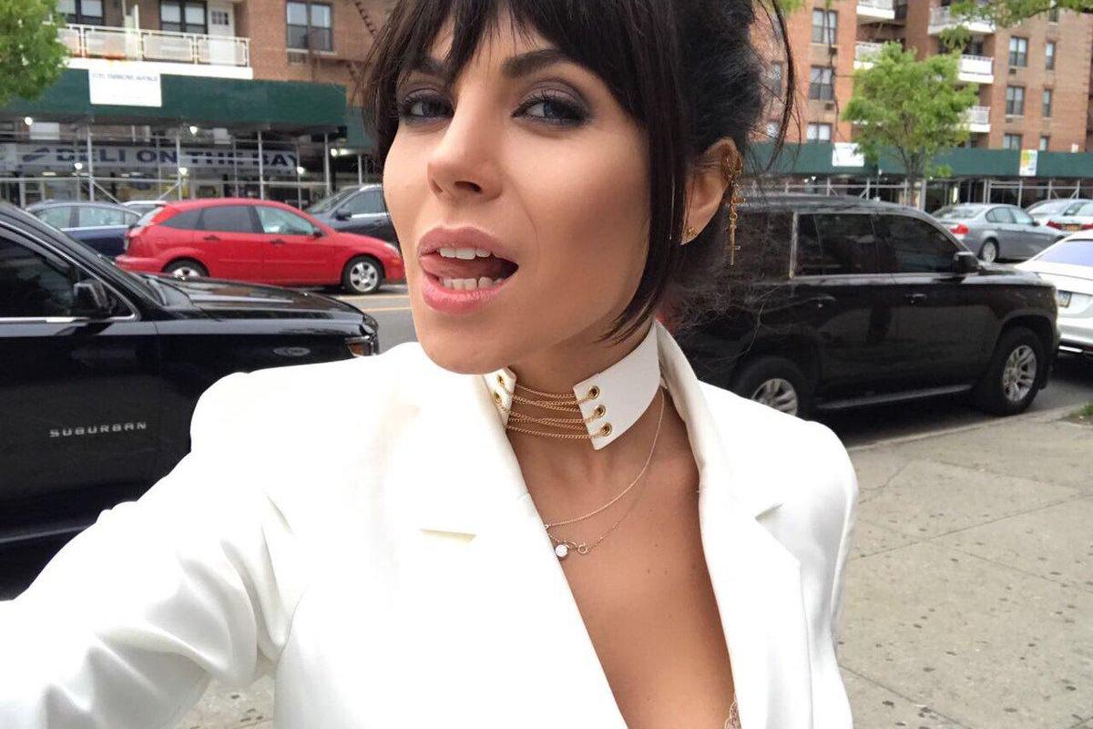 "Голой попой на грязные ступеньки": Поклонники обсуждают откровенные снимки Насти Каменских "Голой попой на грязные ступеньки": Поклонники обсуждают откровенные снимки Насти Каменских