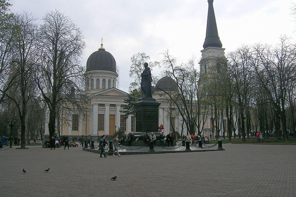 Полиция задержала пьяного одессита, который "заминировал" городскую площадь Полиция задержала пьяного одессита, который "заминировал" городскую площадь