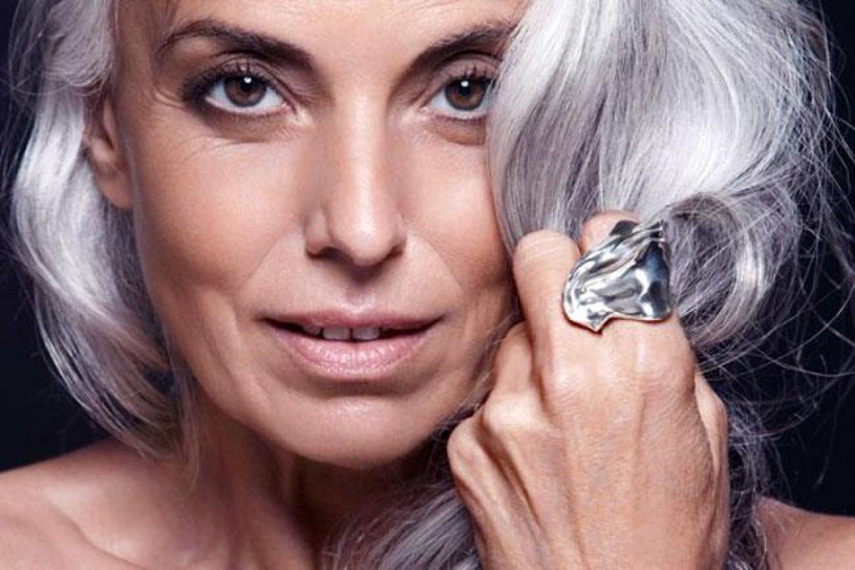 Нестареющая модель Ясмина Росси полностью разделась для смелой фотосессии Нестареющая модель Ясмина Росси полностью разделась для смелой фотосессии