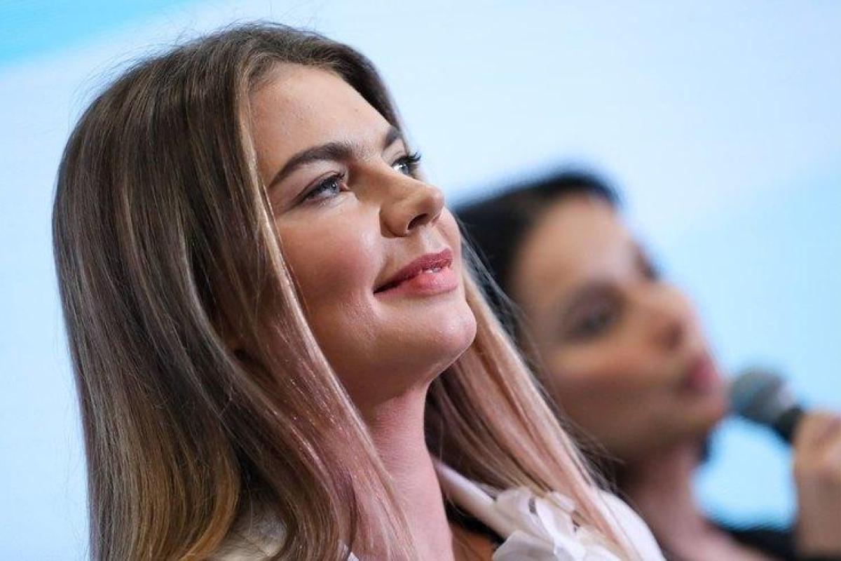 "Колхозница!": Сеть обсуждает нелепый наряд "любимой гимнастки" Путина "Колхозница!": Сеть обсуждает нелепый наряд "любимой гимнастки" Путина