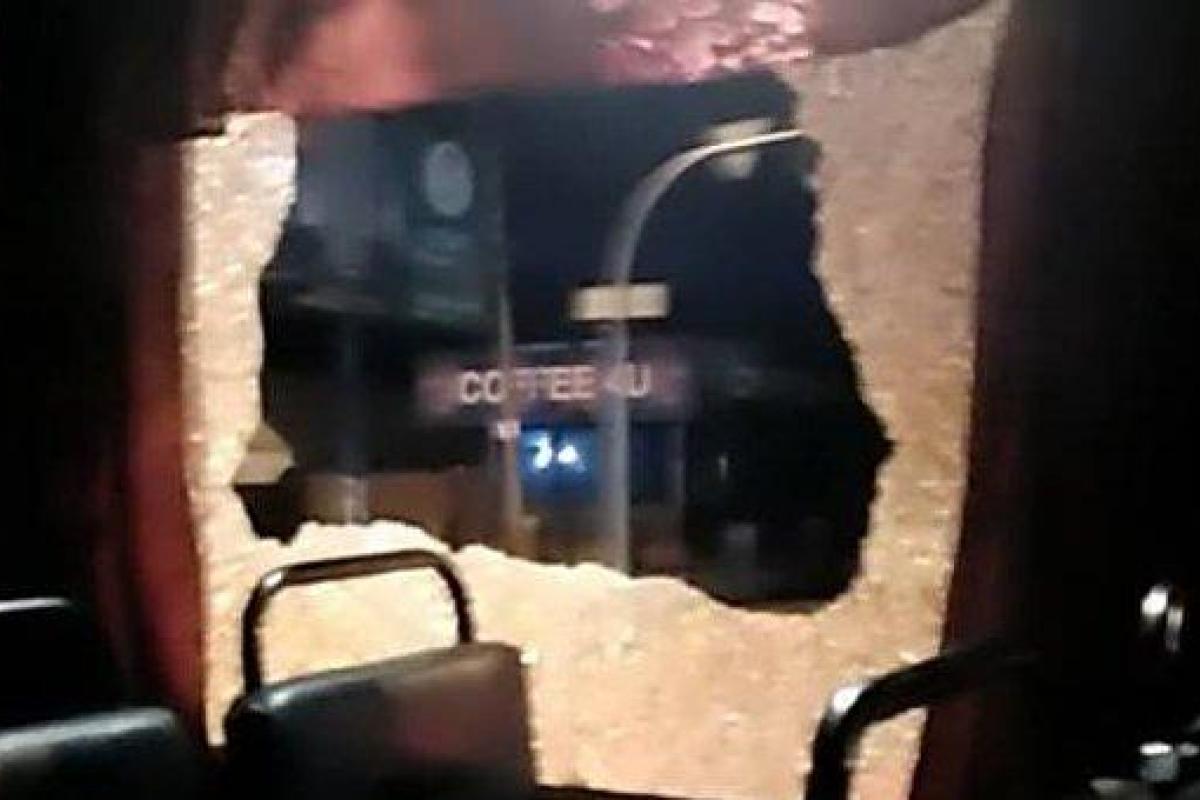 В Киеве неизвестные обстреляли маршрутный автобус В Киеве неизвестные обстреляли маршрутный автобус