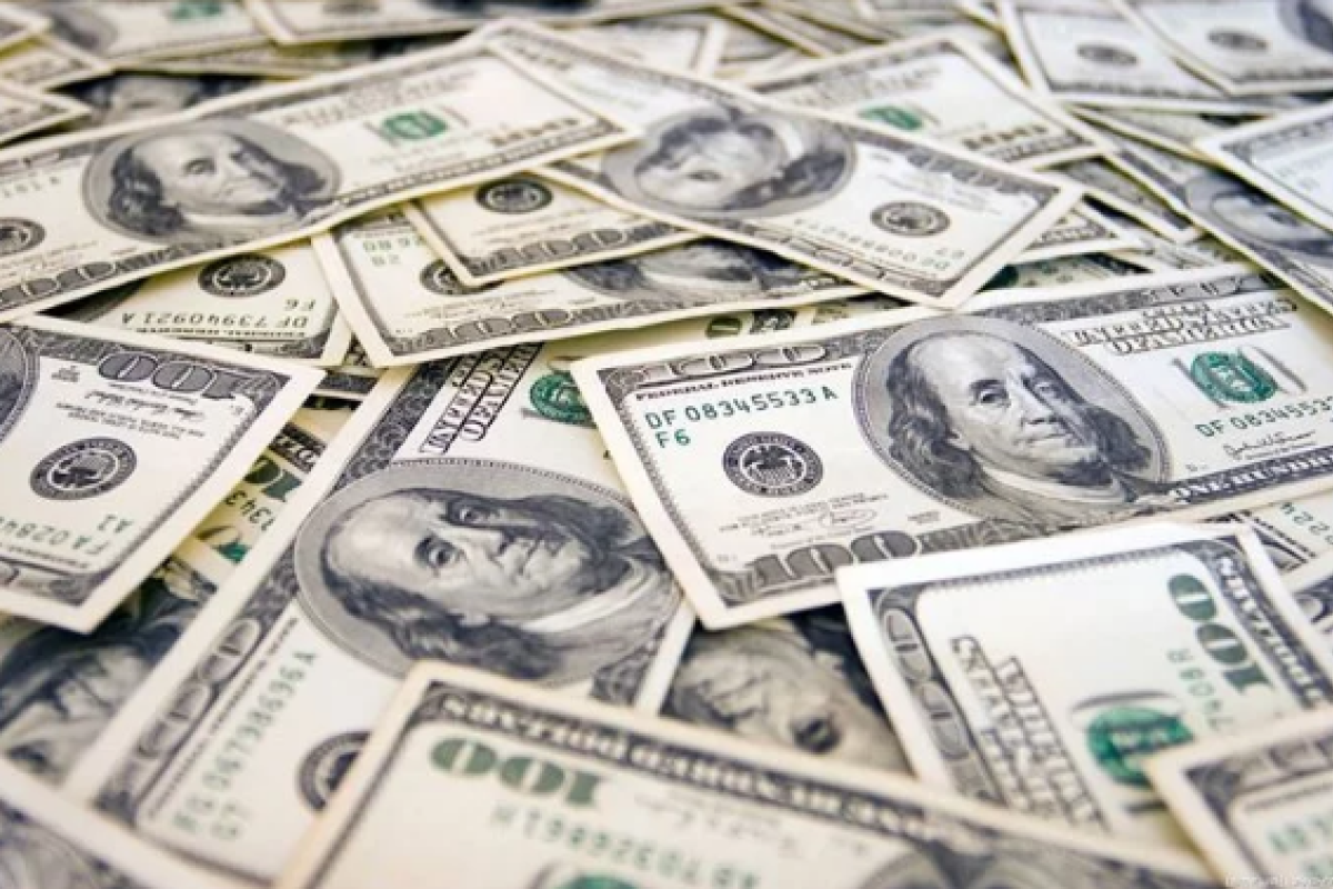 "Унесенные ветром": В США инкассаторы потеряли на трассе 600 тысяч долларов "Унесенные ветром": В США инкассаторы потеряли на трассе 600 тысяч долларов