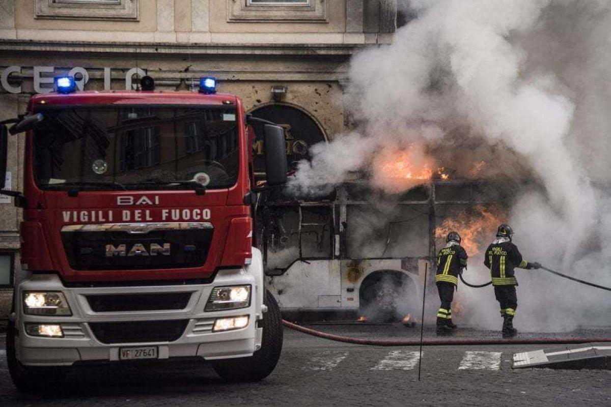 В Риме на глазах у пассажиров дотла сгорел автобус Mercedes Citaro