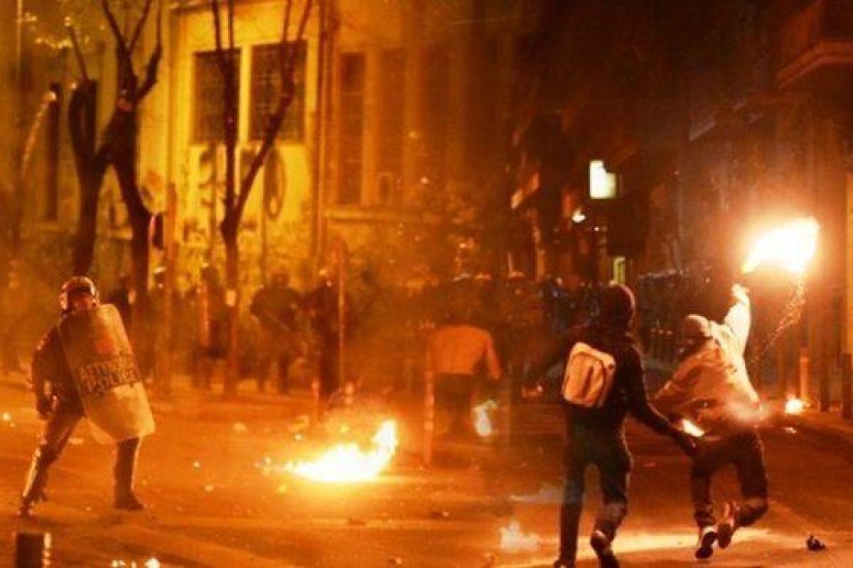 "Били витрины магазинов и жгли мусорные баки": В Афинах бесчинствуют футбольные фанаты "Били витрины магазинов и жгли мусорные баки": В Афинах бесчинствуют футбольные фанаты