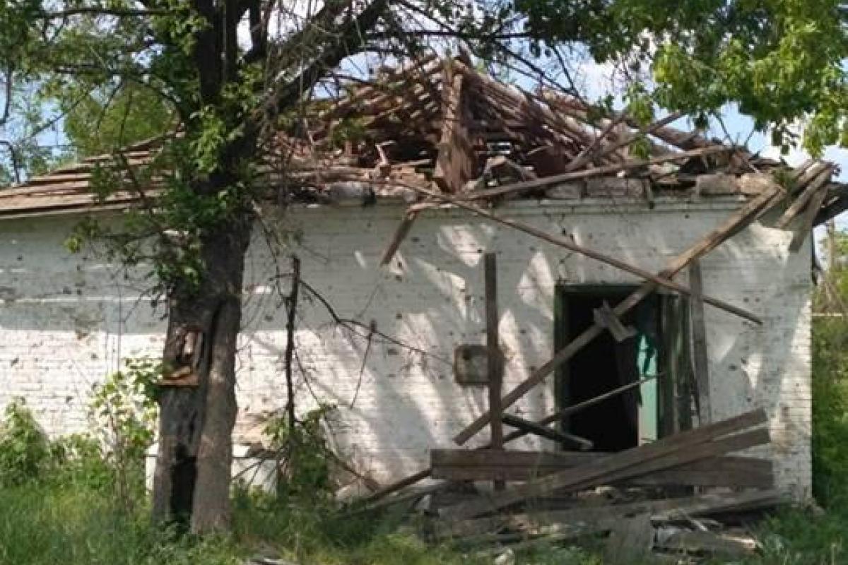 Боевики обстреляли Зайцево: зафиксировано прямое попадание мины в частный дом Боевики обстреляли Зайцево: зафиксировано прямое попадание мины в частный дом