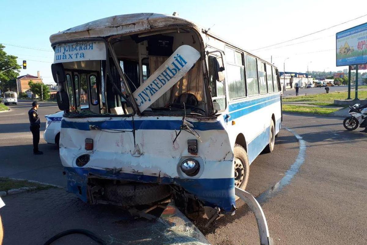 В Кировоградской области в ДТП попал автобус, перевозивший шахтеров: есть пострадавшие В Кировоградской области в ДТП попал автобус, перевозивший шахтеров: есть пострадавшие