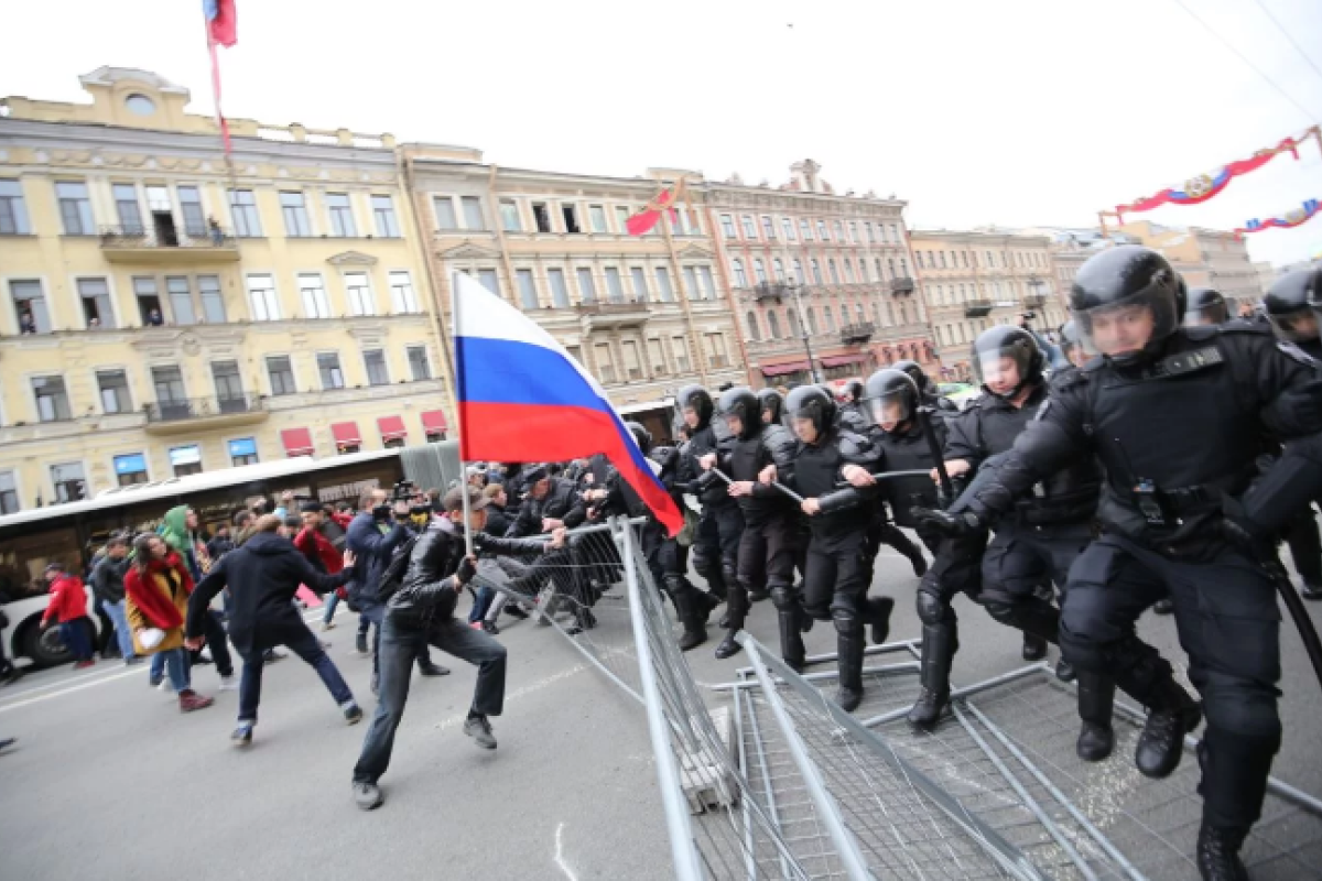 "Он нам не царь": Россию захлестнули акции протеста, силовики продолжают "зачистку" и аресты "Он нам не царь": Россию захлестнули акции протеста, силовики продолжают "зачистку" и аресты