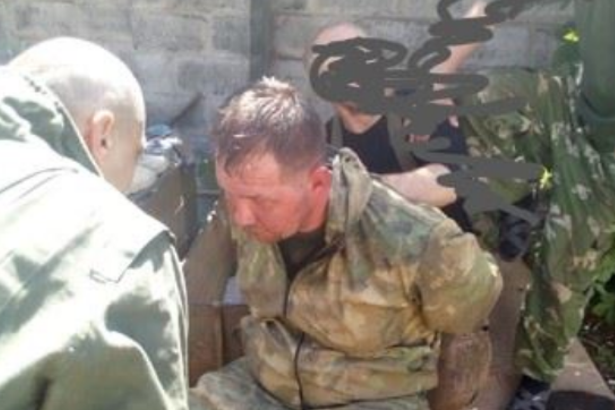 Бойцы ВСУ на Донбассе захватили в плен вражеского "языка"