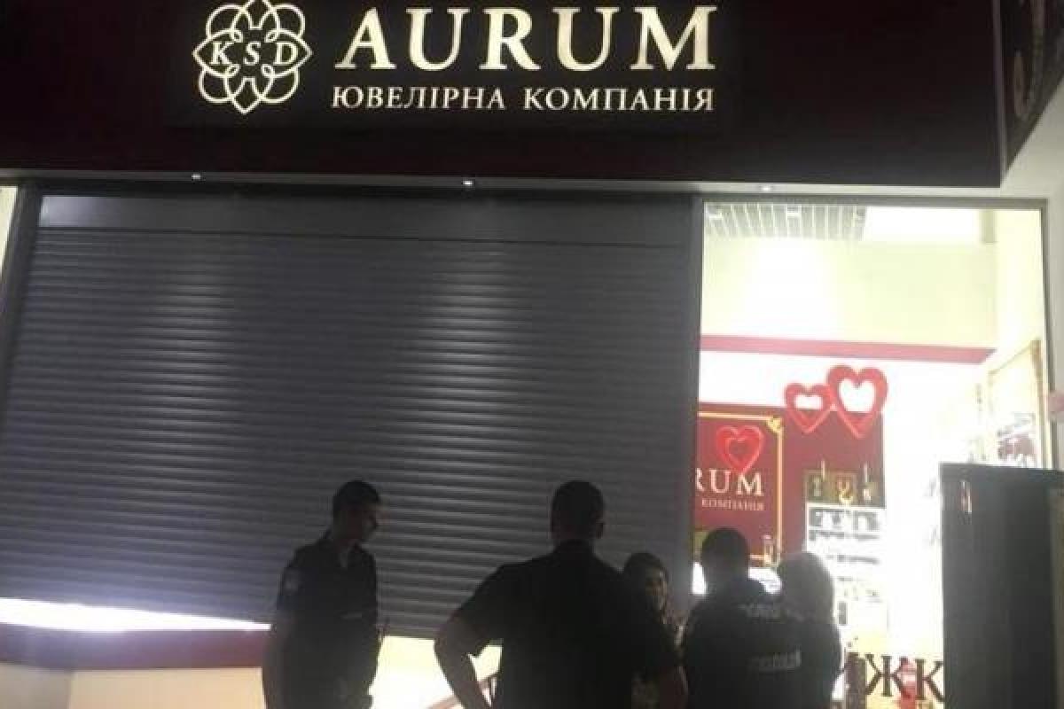 Разбойное нападение на ювелирный магазин в Херсоне: преступники скрываются на территории двух областей Разбойное нападение на ювелирный магазин в Херсоне: преступники скрываются на территории двух областей