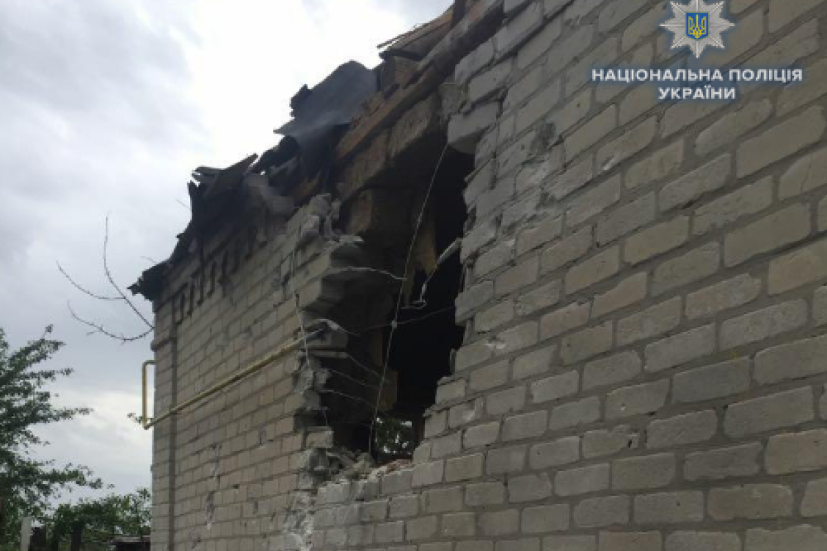 Появились снимки последствий ночного обстрела боевиками поселка Лоскутовка Появились снимки последствий ночного обстрела боевиками поселка Лоскутовка
