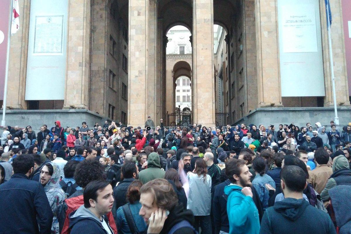 Спецоперация против наркоторговцев спровоцировала массовые беспорядки в Тбилиси