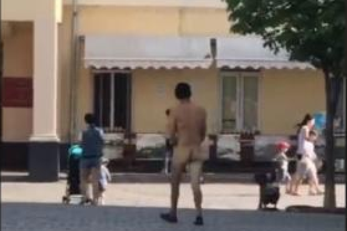 Голый перфоманс: в центре Мукачево разгуливал обнаженный мужчина Голый перфоманс: в центре Мукачево разгуливал обнаженный мужчина