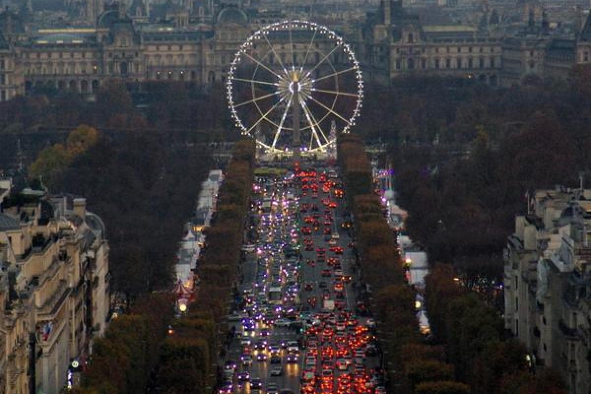 В Париже закрыли знаменитое колесо обозрения: начался демонтаж аттракциона