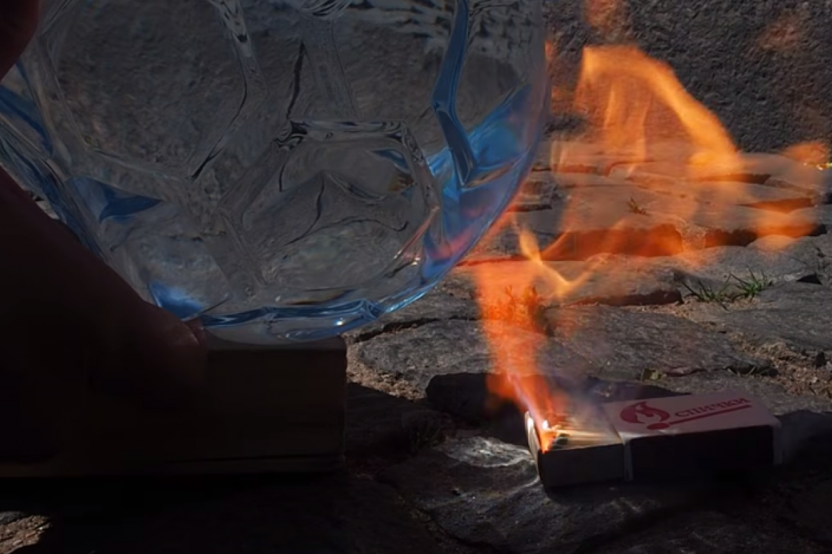 "Поставьте в павильоне с пиротехникой!": В России создали бутылки с водой, способные вызывать пожар "Поставьте в павильоне с пиротехникой!": В России создали бутылки с водой, способные вызывать пожар