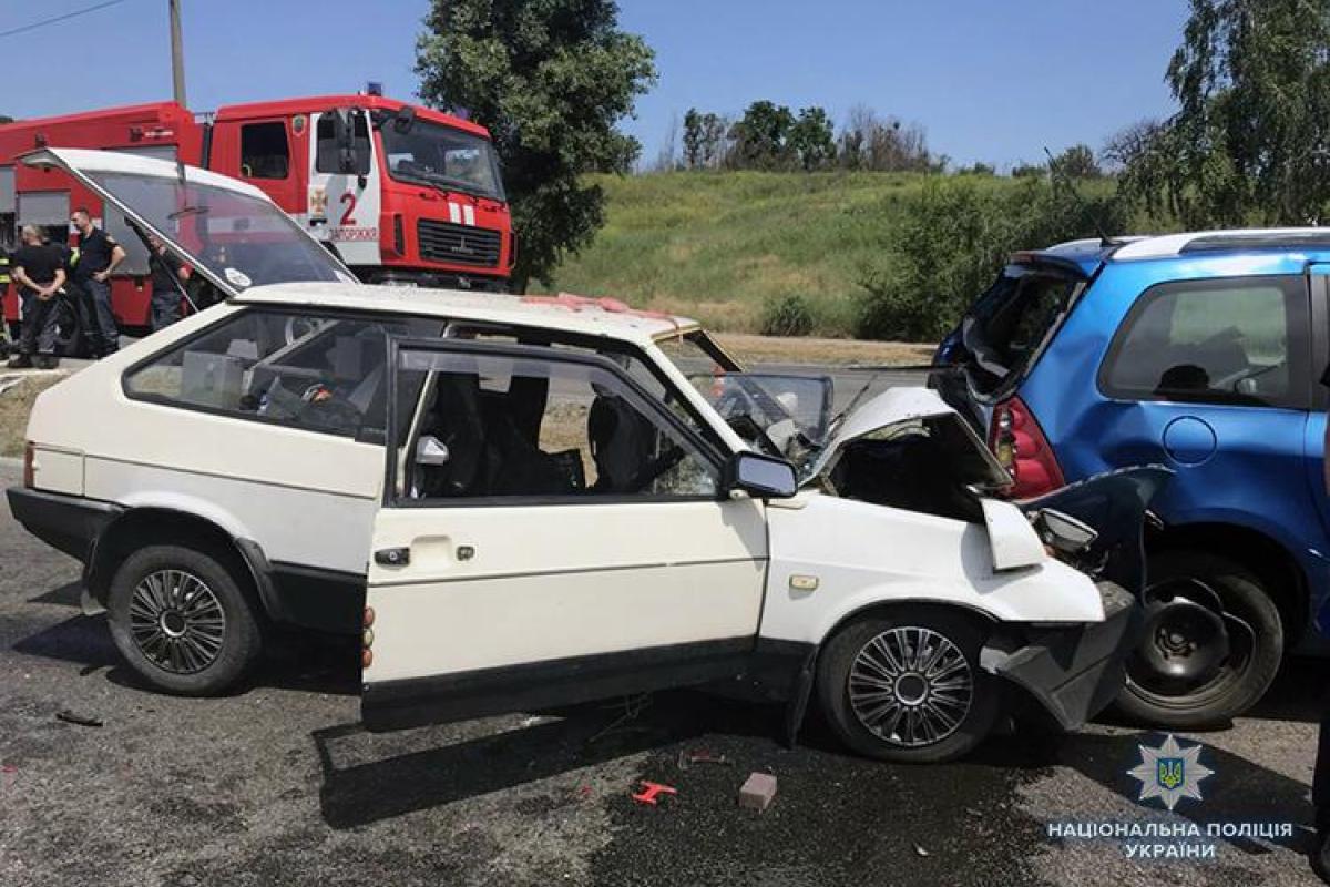 В Запорожье столкнулись три автомобиля: в ДТП погибли 2 человека, серьезно пострадали трое подростков В Запорожье столкнулись три автомобиля: в ДТП погибли 2 человека, серьезно пострадали трое подростков