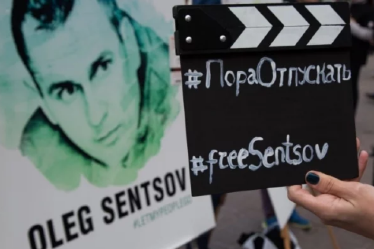 В Киеве проходит акция в поддержку Олега Сенцова В Киеве проходит акция в поддержку Олега Сенцова