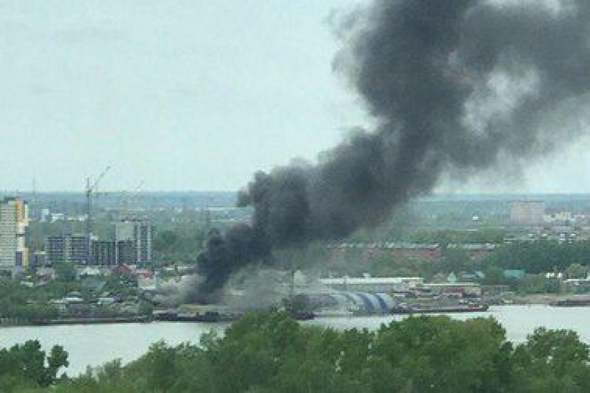 В российском Новосибирске вспыхнул пожар на бетонном заводе