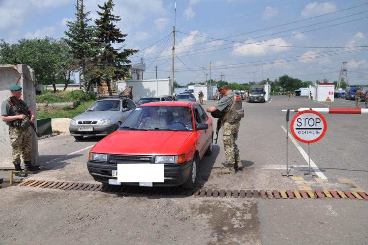 В КПВВ "Новотроицкое" женщина на Chevrolet совершила умышленный наезд на пограничника В КПВВ "Новотроицкое" женщина на Chevrolet совершила умышленный наезд на пограничника