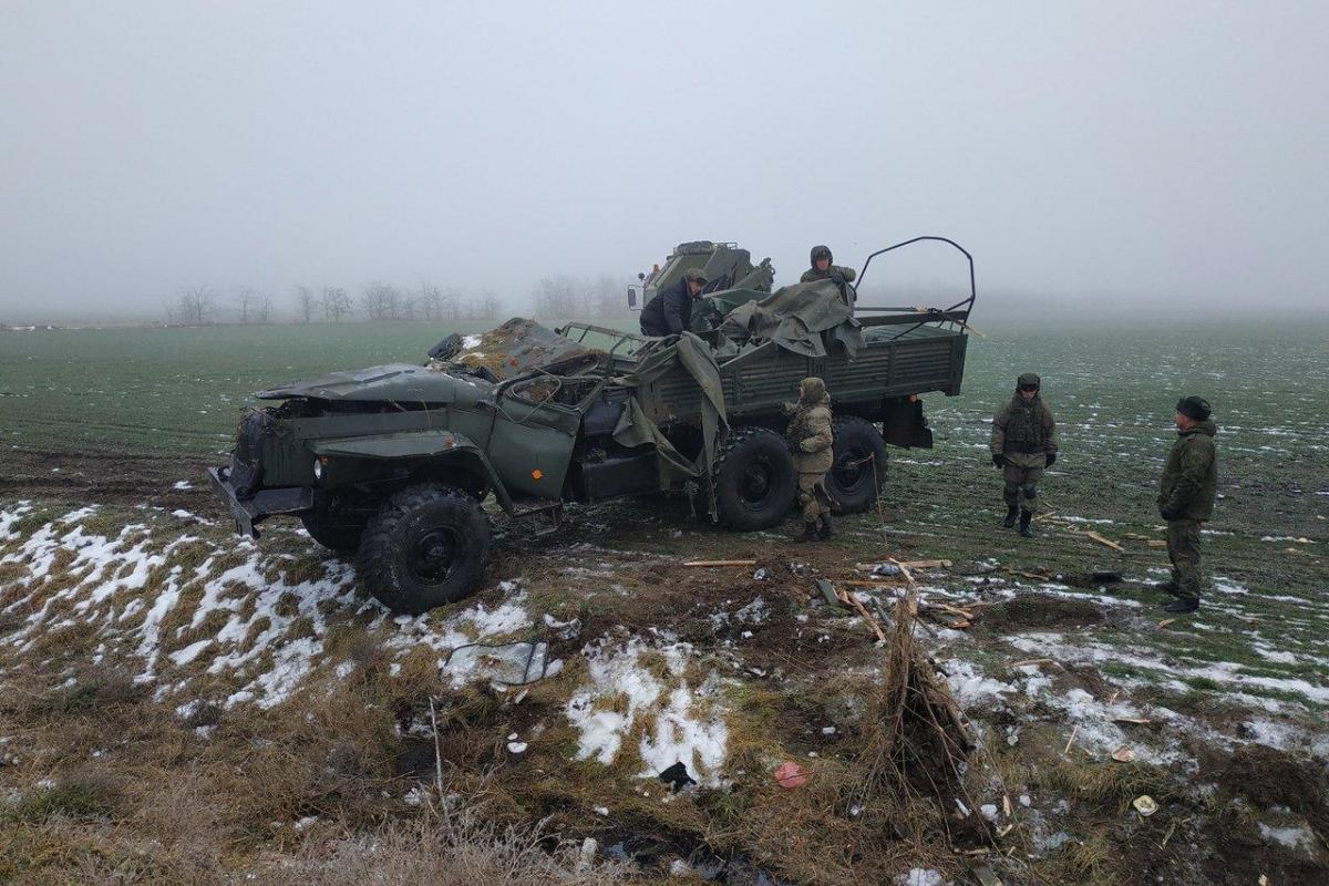 В оккупированном Крыму опрокинулся в кювет военный грузовик "Урал" В оккупированном Крыму опрокинулся в кювет военный грузовик "Урал"