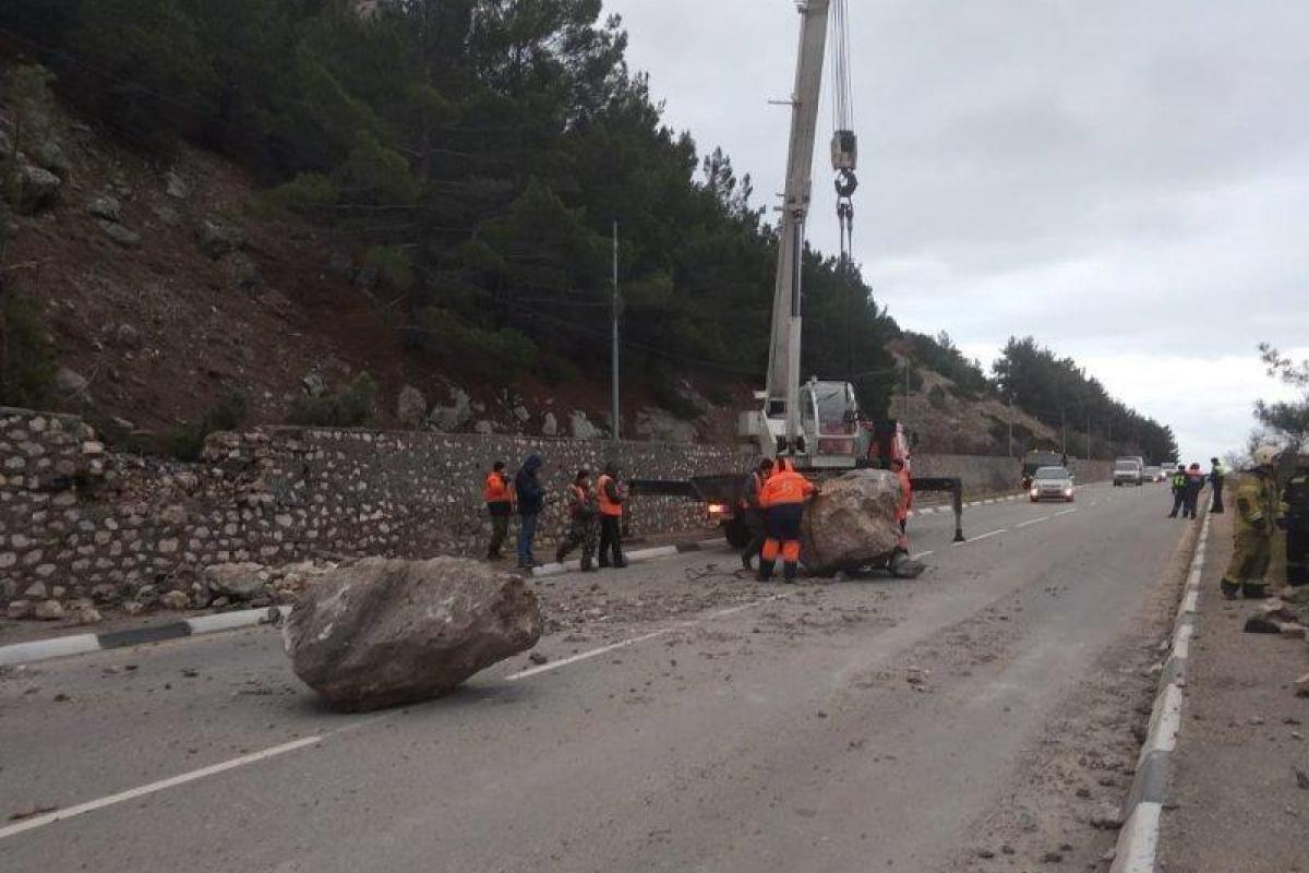 В Крыму участок трассы "Ялта-Севастополь" засыпало каменными валунами В Крыму участок трассы "Ялта-Севастополь" засыпало каменными валунами