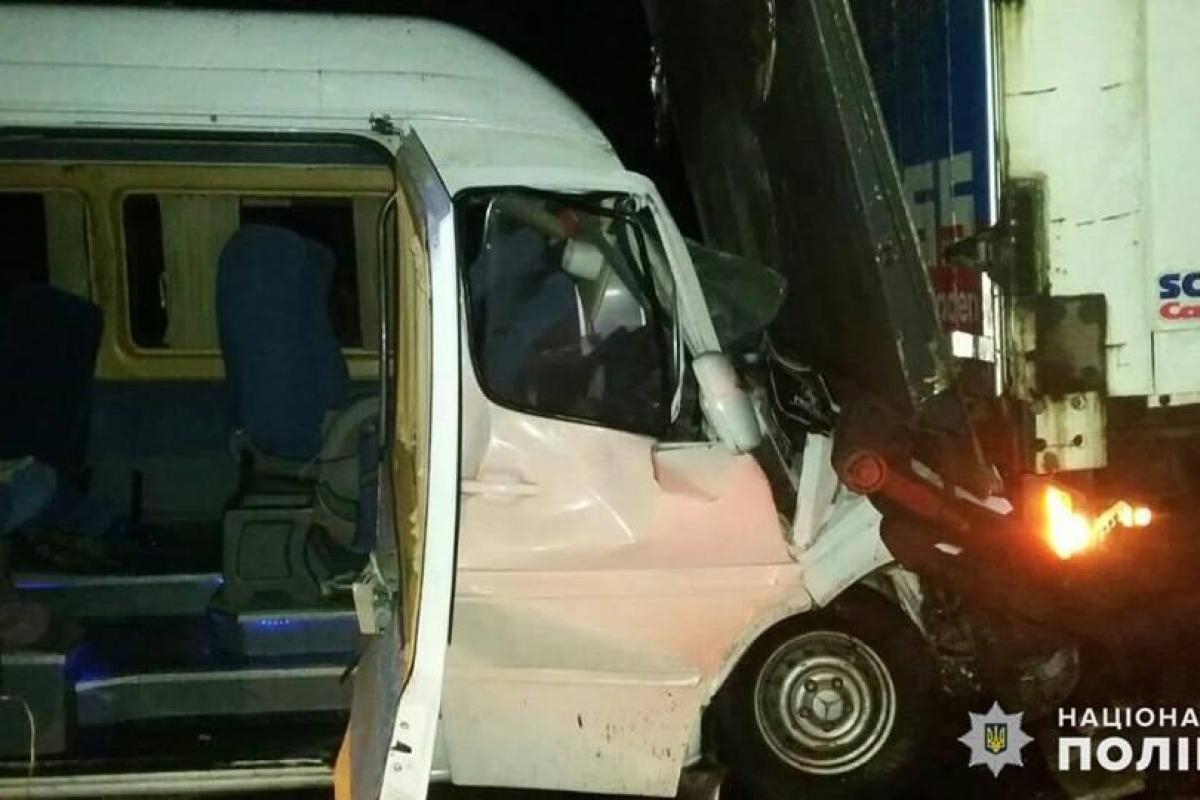 На трассе "Киев-Одесса" Mercedes Sprinter с пассажирами въехал в грузовик: есть пострадавшие На трассе "Киев-Одесса" Mercedes Sprinter с пассажирами въехал в грузовик: есть пострадавшие