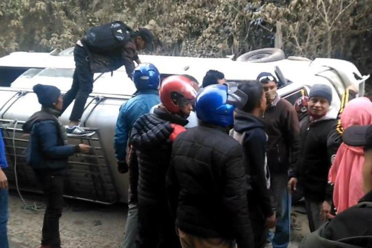 В Непале автобус со студентами упал в 700-метровую пропасть