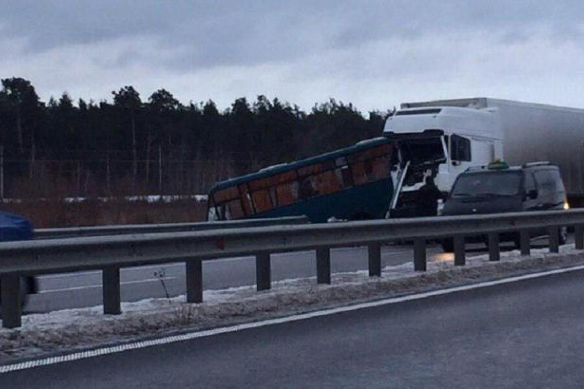 На трассе под Киевом столкнулись фура и маршрутный автобус: пострадали 6 человек На трассе под Киевом столкнулись фура и маршрутный автобус: пострадали 6 человек