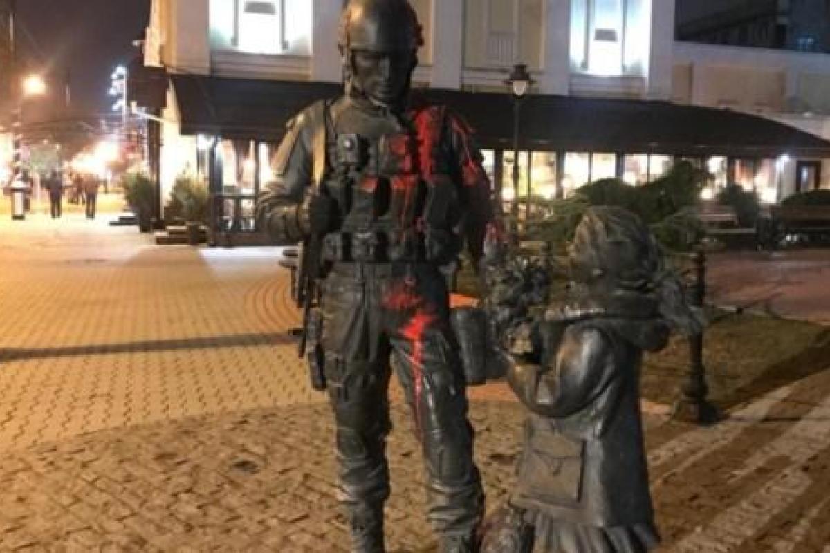 "Благодарный" крымчанин в Симферополе облил краской памятник "зеленым человечкам" "Благодарный" крымчанин в Симферополе облил краской памятник "зеленым человечкам"