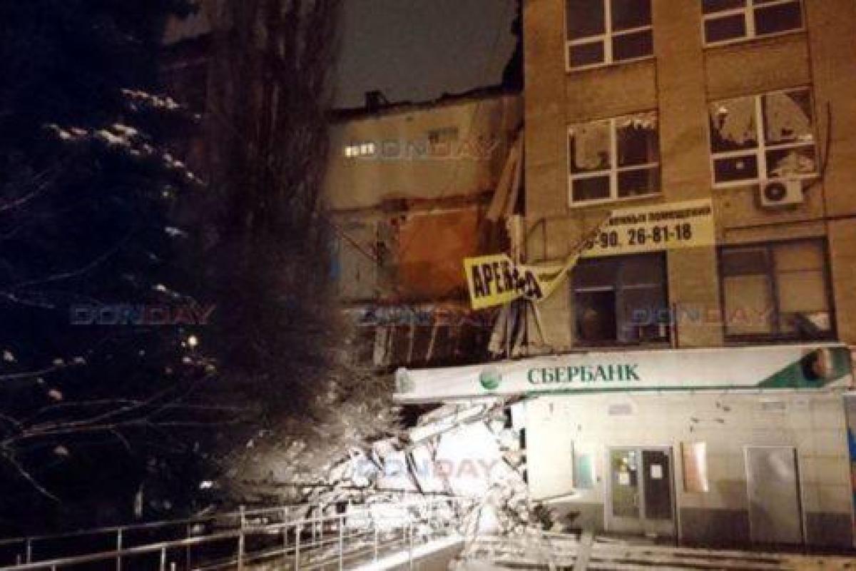 В России обрушилась часть 4-этажного здания: внутри расположены офисы и боулинг-клуб