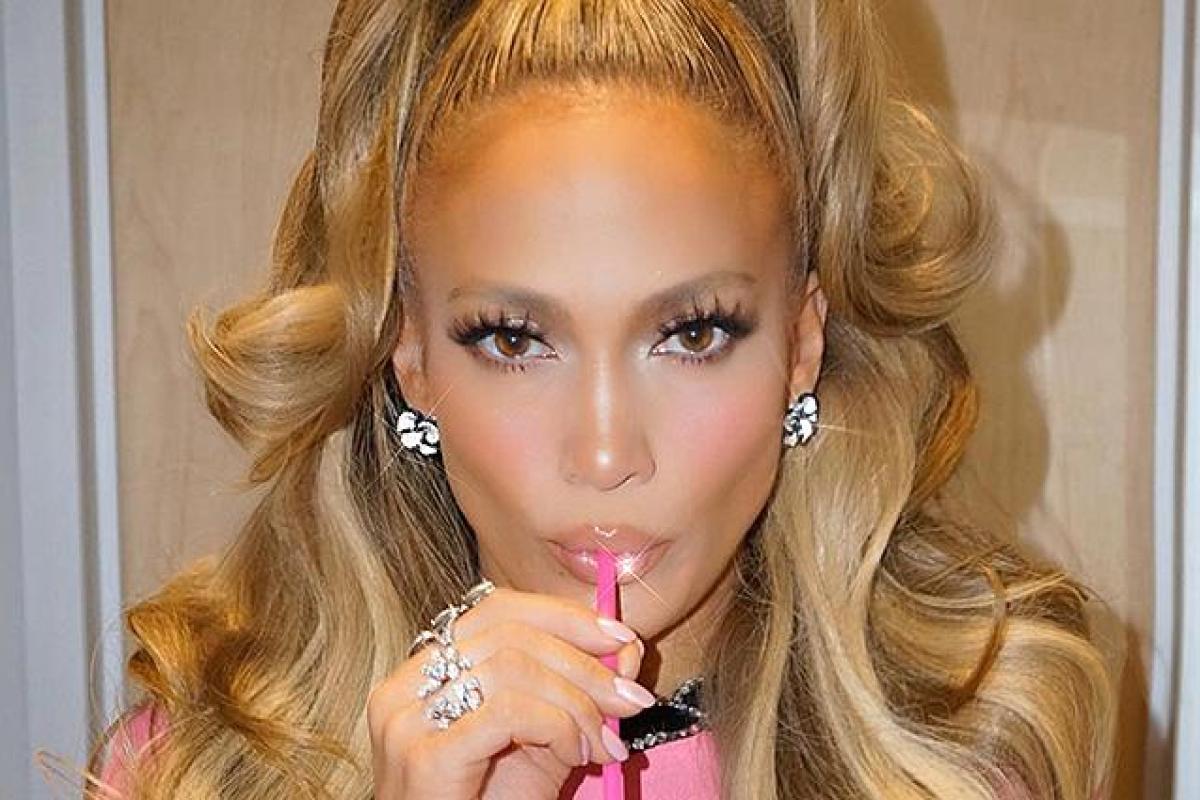 Дженнифер Лопес показала, как выглядит без макияжа и фильтров Дженнифер Лопес показала, как выглядит без макияжа и фильтров